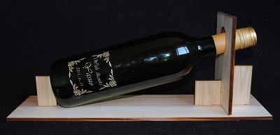 ワインボトルへの彫刻例（色付け）