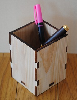 ヒノキのペン立ての彫刻例