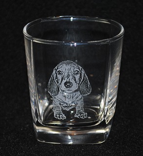 ガラスコップに犬の写真を彫刻